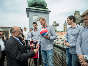 Radek Mach předává primátorovi podepsaný míč.
