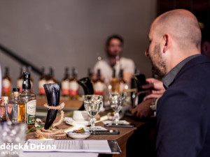 Barmanská soutěž ve budějcké Žluté ponorce.