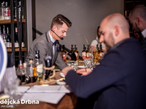 Barmanská soutěž v budějcké Žluté ponorce.