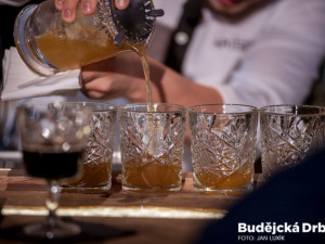 Barmanská soutěž v budějcké Žluté ponorce.