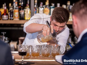 Barmanská soutěž v budějcké Žluté ponorce.