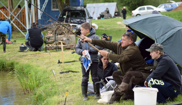 Mladí rybáři v Dolním Bukovsku.