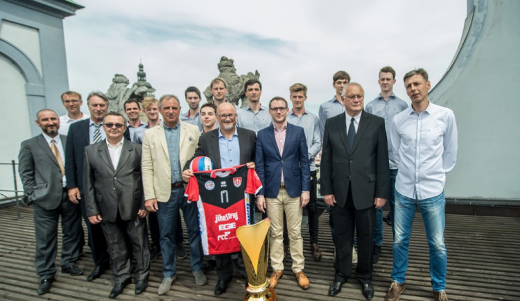 Společná fotografie vedení města s VK České Budějovice.