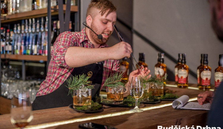 Barmanská soutěž v budějcké Žluté ponorce.