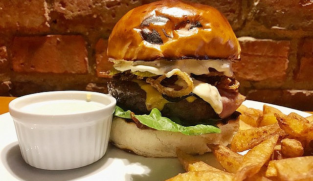Máte chuť na šťavnatý burger? Nasměrujte své kroky do rodinného Penzion Restaurantu U Vlka