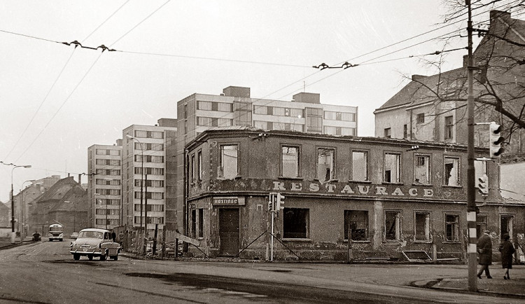 Restaurace Modrá hvězda na rohu Lidické a Mánesovy v roce 1969.