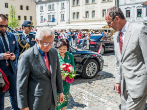 FOTO: Singapurský prezident si z návštěvy Českého Krumlova odvezl vltavín