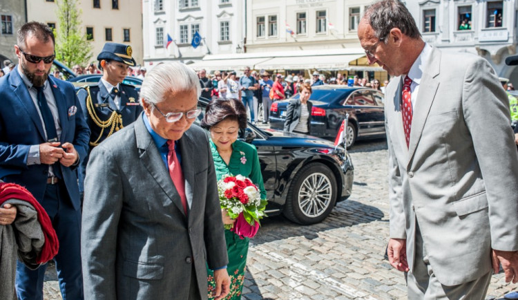 Singapurský prezident Tony Tan Keng Yam s chotí navštívil Český Krumlov. Na radnici hosty přivítal starosta města Dalibor Carda.