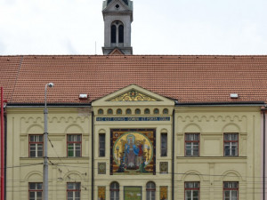Výzdoba kostela Panny Marie Růžencové v Žižkově ulici.