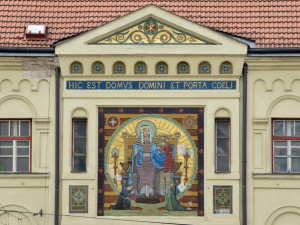 Výzdoba kostela Panny Marie Růžencové v Žižkově ulici.