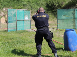 Policisté a policistky z celého kraje soutěžili ve střeleckých dovednostech.