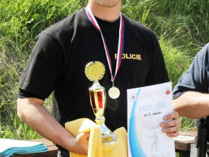 Policisté a policistky z celého kraje soutěžili ve střeleckých dovednostech.