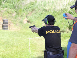Policisté a policistky z celého kraje soutěžili ve střeleckých dovednostech.