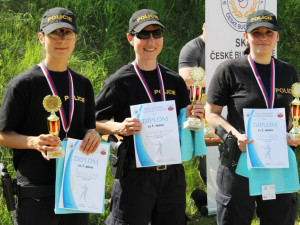 Policisté a policistky z celého kraje soutěžili ve střeleckých dovednostech.