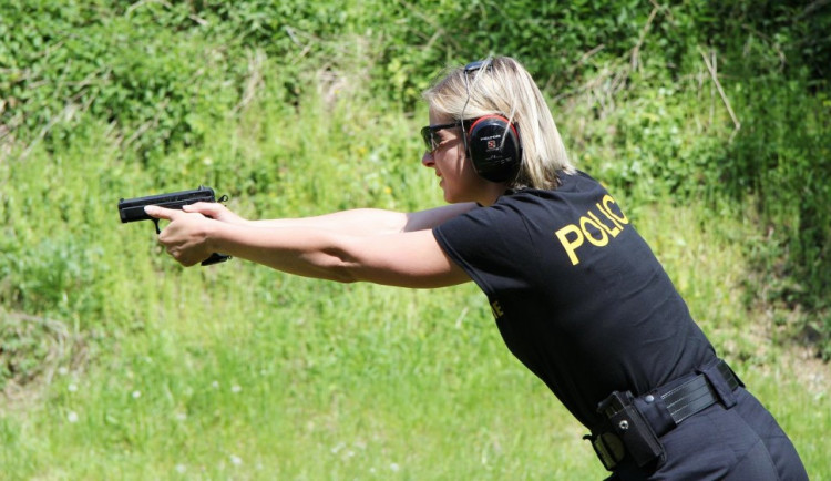 Policisté a policistky z celého kraje soutěžili ve střeleckých dovednostech.