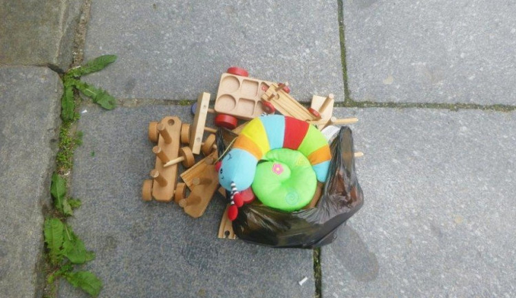 Děti vyhazovaly z okna domu v centru Českých Budějovic hračky.