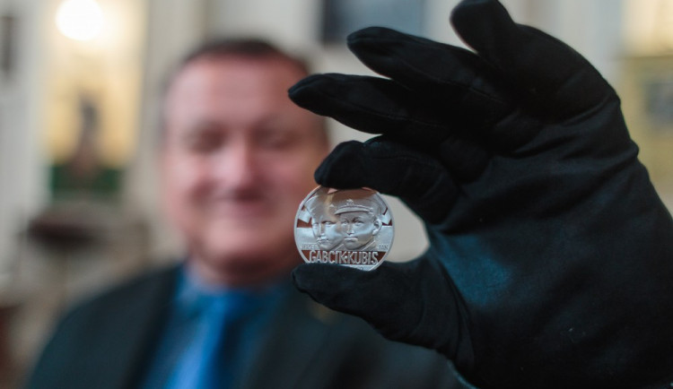 Jablonecká mincovna se k 75. výročí jejich činu rozhodla vydat pamětní medaili Jozefa Gabčíka a Jana Kubiše, kterou zasadila do série Národní hrdinové.