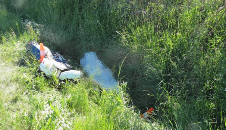 Za obcí Škůdry byl v příkopu u silnice nalezen mrtvý motorkář.