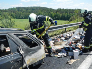 Požár osobního auta na dálnici u Chotovin.