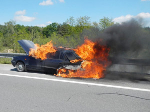 Požár osobního auta na dálnici u Chotovin.