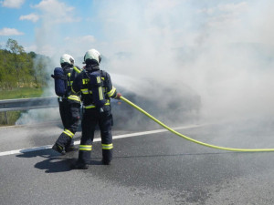 Požár osobního auta na dálnici u Chotovin.
