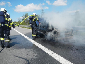 Požár osobního auta na dálnici u Chotovin.