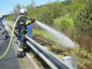 Požár osobního auta na dálnici u Chotovin.