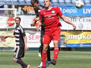 Hlavičkový souboj Ondřeje Šourka se Šimonem Šumberou