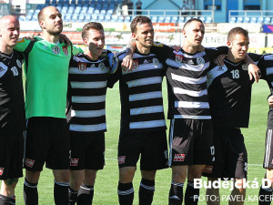 Spokojení domácí hráči si užívají jedinou domácí výhru v jarní části sezony