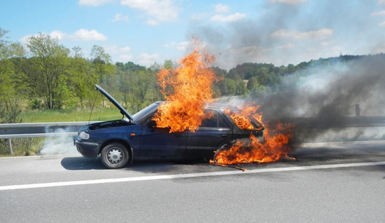 Požár osobního auta na dálnici u Chotovin.
