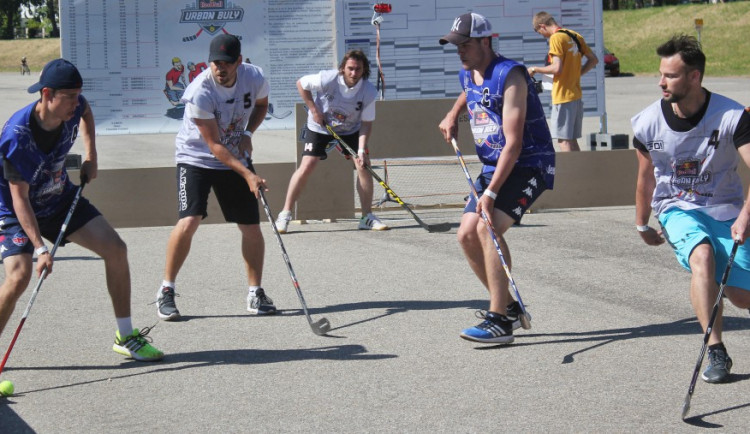 Pouliční hokej se v odobě kvalifikačního turnaje Red Bull Urban Buly vrátil do Českých Budějovic. Snímek je ze čtvrtfinálového utkání mezi Dlouhoprsťáky z Berouna (v šedých dresech) a českobudějovickým HC Kožaci.