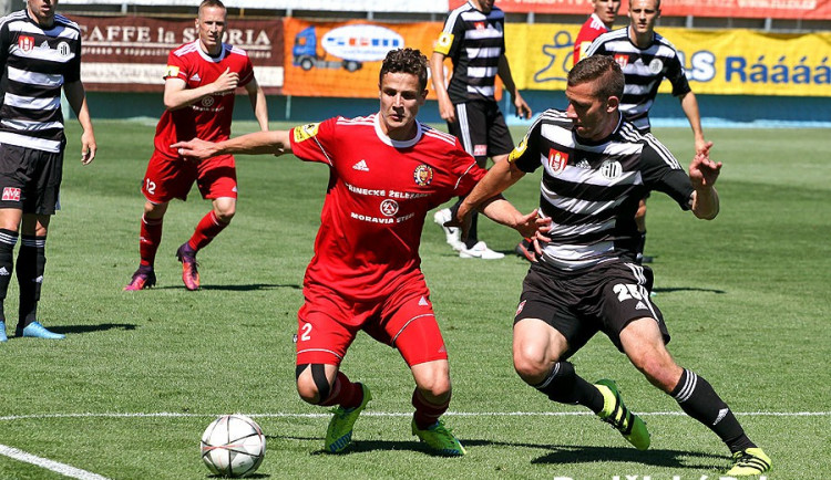 Souboj domácího Jindřicha Kaduly (vpravo) s Michalem Velnerem