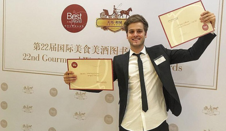 Martin Škoda po finále v Číně se svou nejčerstvější a nejcennější kořistí.