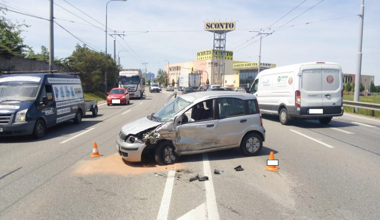 Dopravní nehoda na Strakonické ulici v Českých Budějovicích.