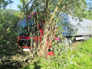 Havárie nákladního auta na silnici mezi obcemi  Houžná – Lenora  na Prachaticku.