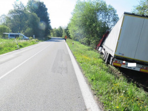 ViewImage (1Havárie nákladního auta na silnici mezi obcemi  Houžná – Lenora  na Prachaticku.