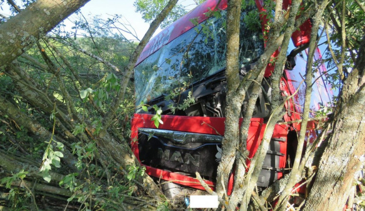 Havárie nákladního auta na silnici mezi obcemi  Houžná – Lenora  na Prachaticku.