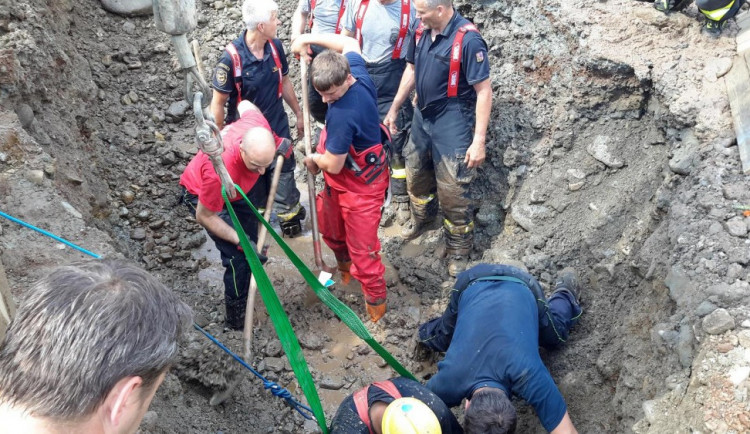 Hasiči zachraňovali v Českých Budějovicích muže, kterého zavalila ve vrtu zemina