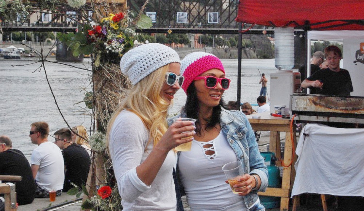 SOUTĚŽ: Cidery zaplaví náplavku na Smíchově. Bude tam největší zkvašená slavnost roku