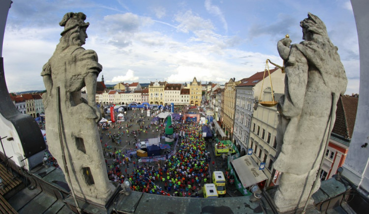 Běžci z celého světa míří do Budějc na půlmaraton. Ten uzavře část centra města