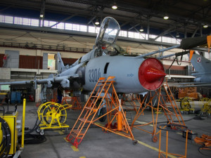 Hangár, ve kterém probíhá pravidelná údržba a opravy letounů Su-22.