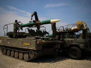 Nabíjení raket na odpalovací zařízení.