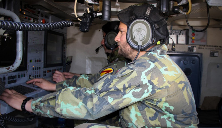 Strakoničtí vojáci se připravují na bojové střelby. Na snímku obsluha řídícího a naváděcího radiolokátoru SURN CZ.