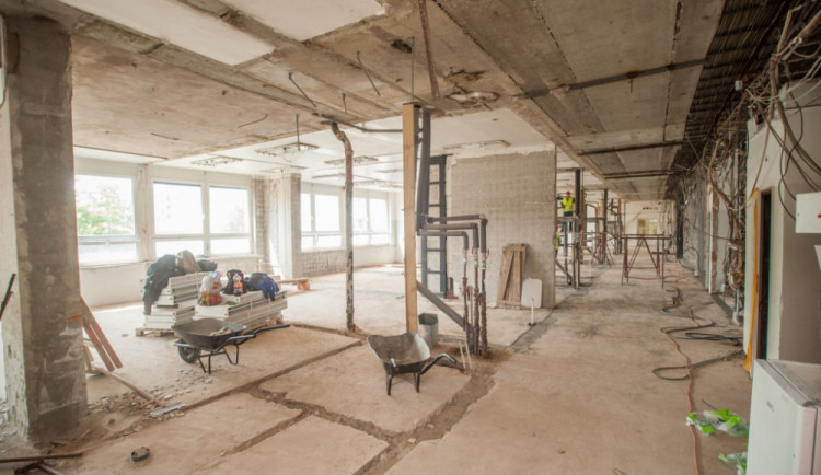 Stavbu oddělení urgentního příjmu, emergency, slavnostně zahájila včera, ve středu 31. května Nemocnice České Budějovice.