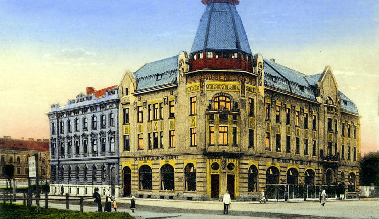 Grand Hotel V. Beneš na rohu Nádražní a Žižkovy po roce 1909. Dům v šedomodré fasádě je hotel International.