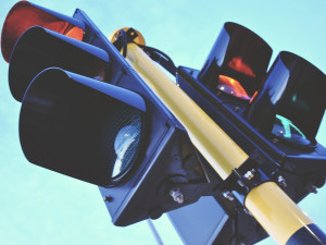 Semafory na dvou křižovatkách jsou teď seřízeny tak, aby auta mohla rychleji projíždět