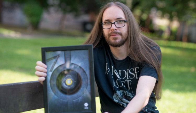 Václav Votruba z Českých Budějovic s cenou Břitva za nejlepší rockovou knihu loňského roku.