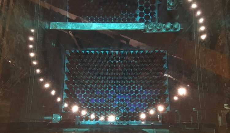 Vyvezené palivo je teď umístěno v bazénu vedle reaktoru. Připravují se jeho kontroly