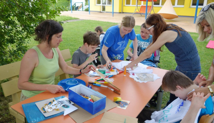 Studenti VŠTE zpestřili dětem v Bazalce den hrami a zdobením triček foukacími i normálními fixami na textil.