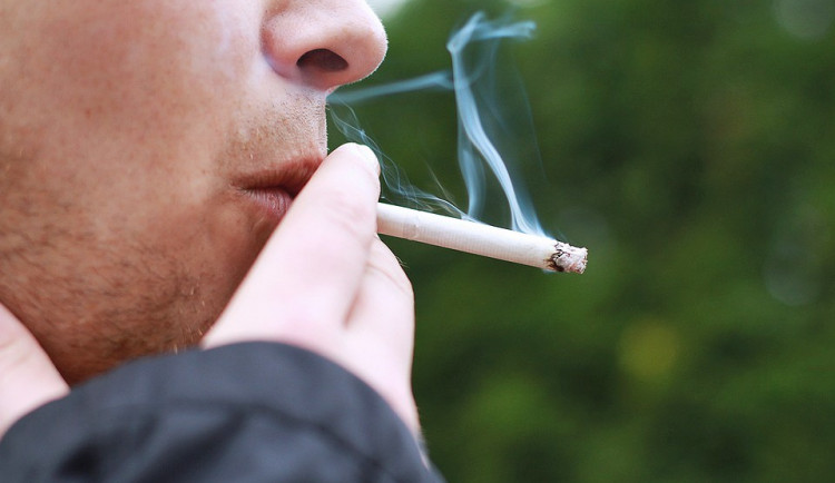 Absolutní zákaz kouření ve vnitřních prostorách restaurací, divadel či kin platí od 31. května.